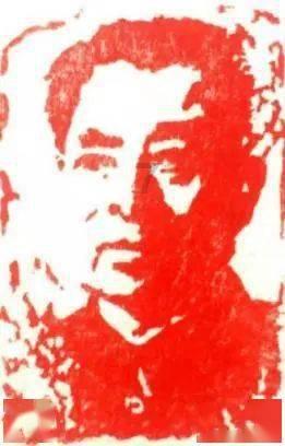 杜海涛牵手沈梦辰甜蜜逛街，发量稀疏脸长黄斑状态好差
